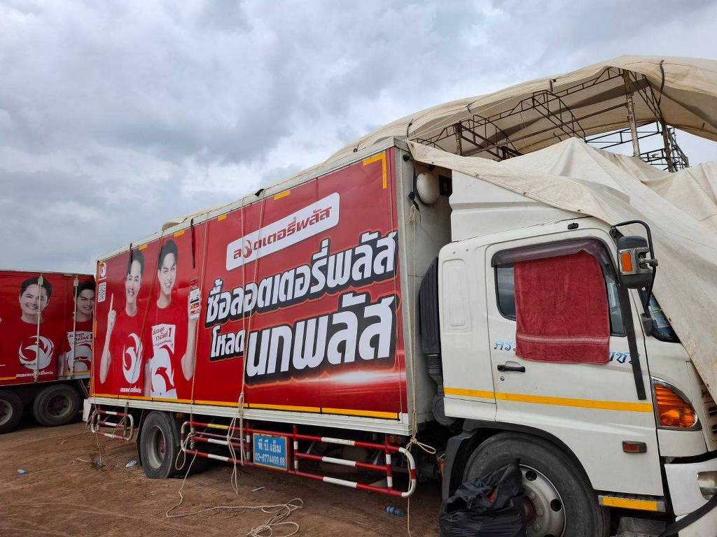 สติ๊กเกอร์รถแคมเปญและโฆษณาเคลื่อนที่ สะท้อนภาพลักษณ์แบรนด์ระดับพรีเมียม (Premium Brand Image) ผ่านงานพิมพ์ไร้ที่ติ