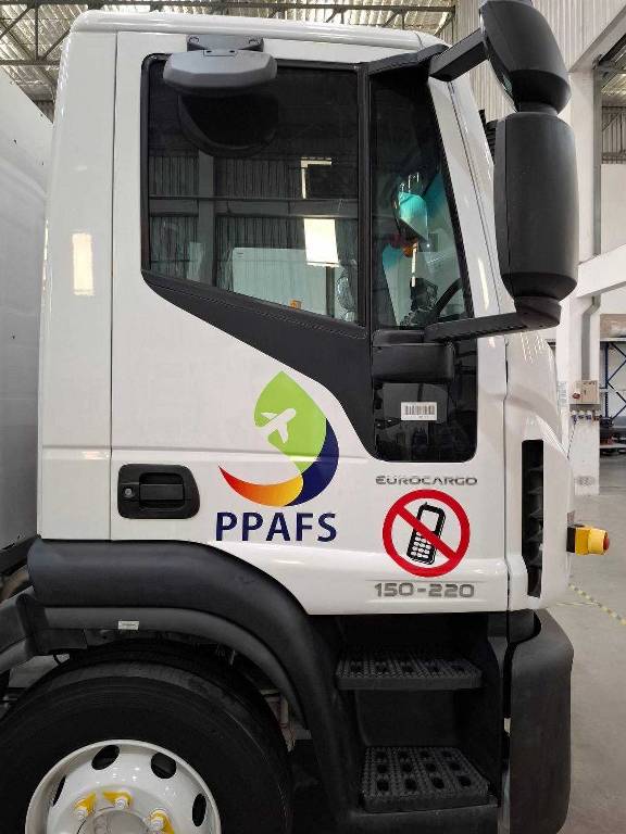 โลโก้องค์กร PPAFS และสติ๊กเกอร์รหัสรถฟลีทหมายเลข 150-220 ไดคัทคมชัดบนประตูรถบรรทุกอุตสาหกรรมแนวตั้ง