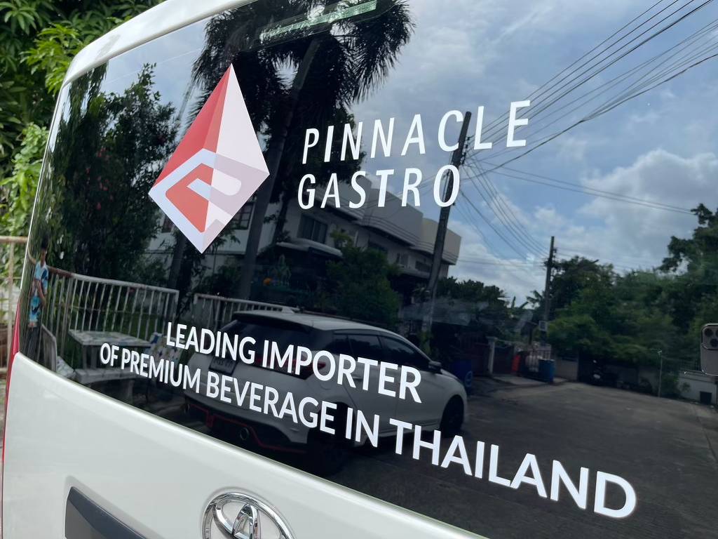 สติ๊กเกอร์โลโก้องค์กรพรีเมียมติดหลังรถตู้บริษัท โชว์ความอิ่มตัวของเม็ดสีและการไล่เฉดที่แม่นยำลงตัว