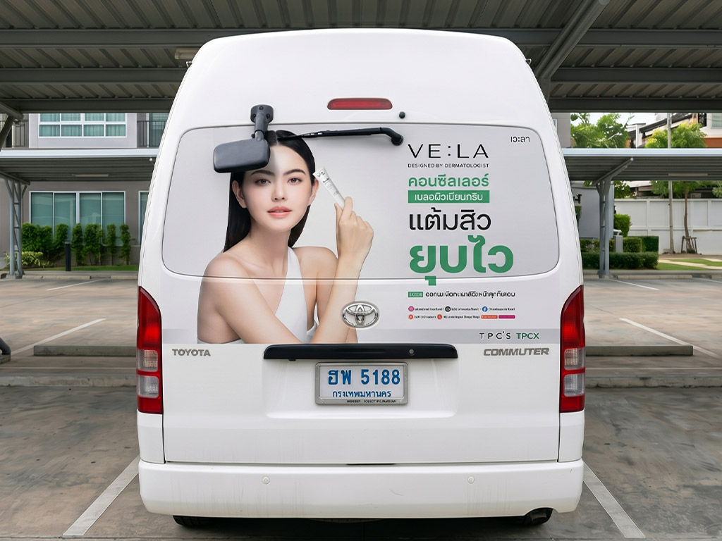 สติ๊กเกอร์หลังรถตู้โฆษณาสินค้าแบรนด์เครื่องสำอาง พิมพ์สติ๊กเกอร์ซีทรูคมชัดสูงติดกระจกหลังรถตู้องค์กร