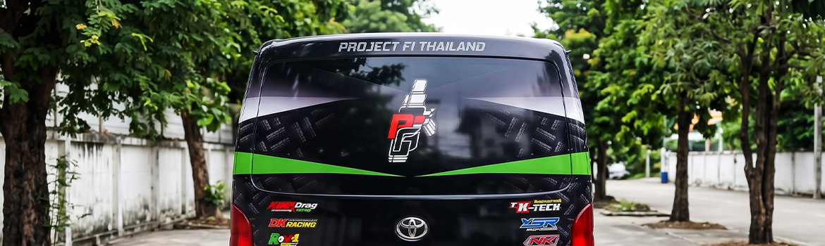 การจัดวางโครงสร้างกราฟิกสติ๊กเกอร์ติดกระจกหลังรถตู้โดยเว้นระยะอุปกรณ์กล้องและมือจับประตูท้าย