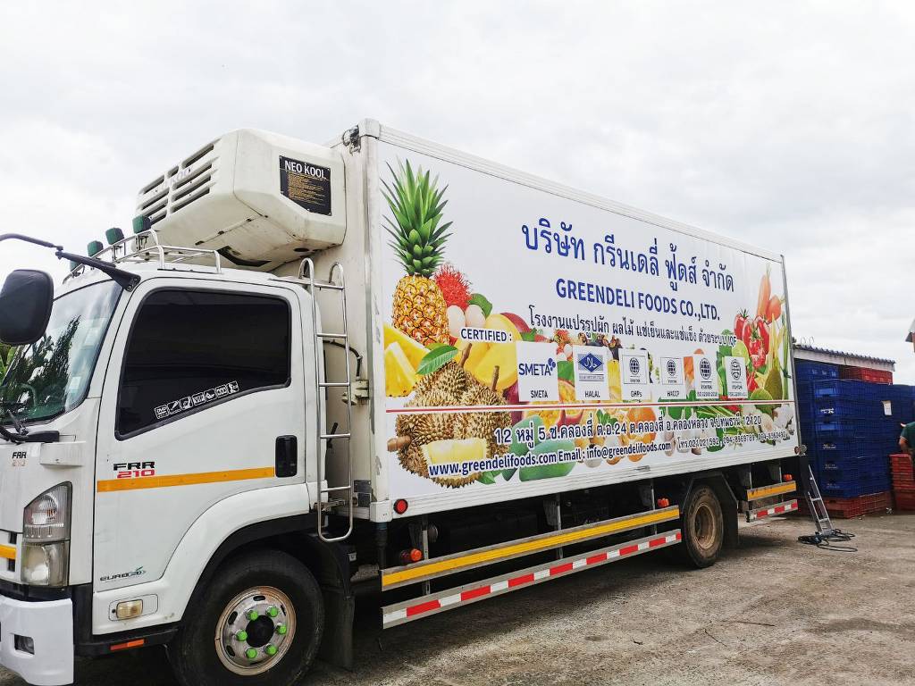 การออกแบบสติ๊กเกอร์ข้อมูลติดต่อบนรถขนส่งตู้ควบคุมอุณหภูมิ จัดวางโลโก้ให้เห็นชัดเจนตั้งแต่หัวรถ
