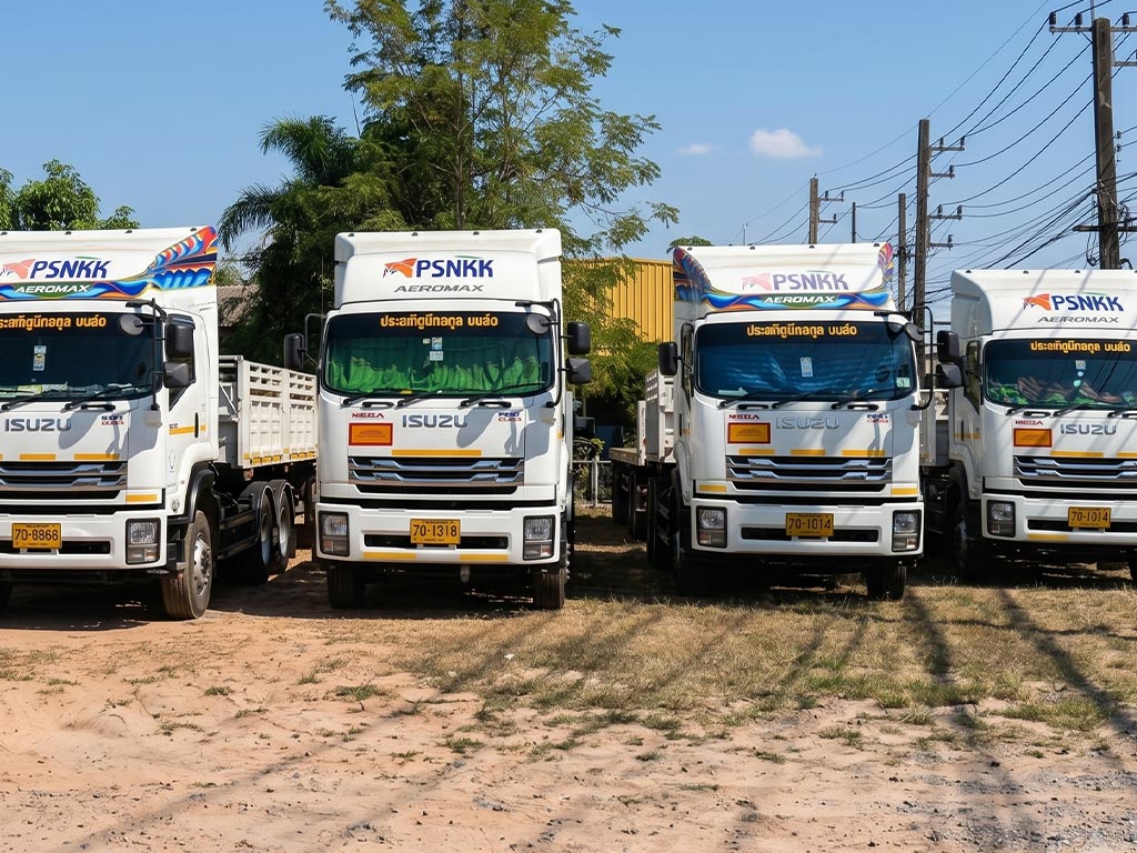 สติ๊กเกอร์คาดแถบรถองค์กรบนรถฟลีทหลากรุ่น ทั้งเครน XCMG และรถ Isuzu ที่ออกแบบภายใต้ CI เดียวกัน