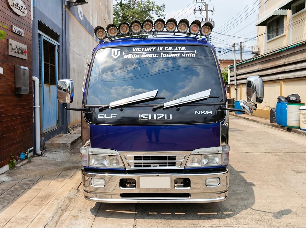สติ๊กเกอร์คาดแถบรถองค์กรประเภทแถบคาดกระจกบังแดดหน้า บนรถบรรทุกเล็กบริการภาคสนาม