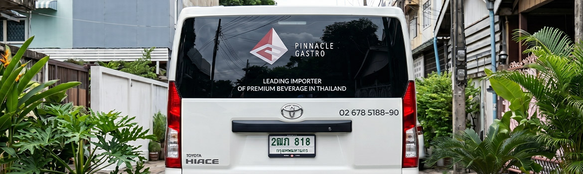 สติ๊กเกอร์หลังรถตู้บริษัทแบบผสมผสานกระจกและตัวถัง โชว์โลโก้ Pinnacle Gastro และเบอร์โทรศัพท์บนรถ Toyota Hiace