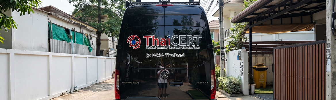 สติ๊กเกอร์หลังรถตู้บริษัท ติดตั้งบนรถตู้เมอร์เซเดส-เบนซ์ แสดงโลโก้ ThaiCERT และข้อมูลติดต่อ