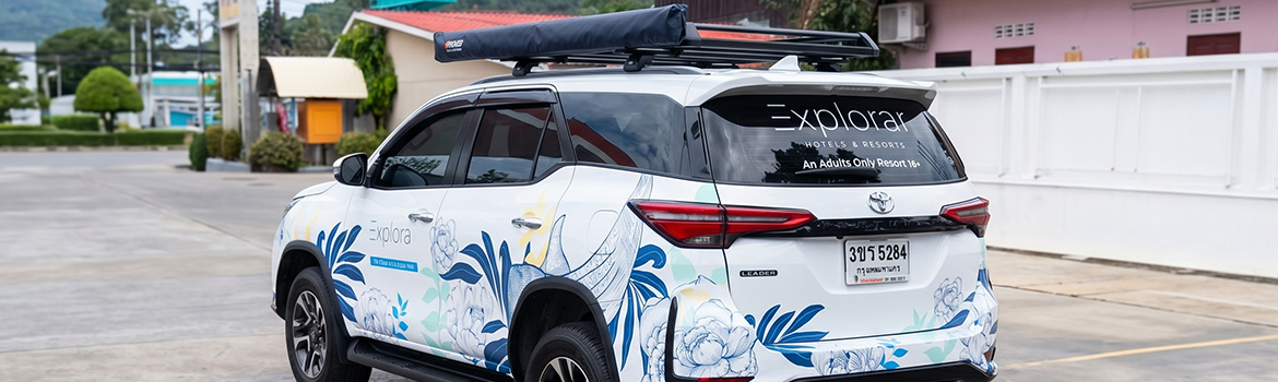 สติ๊กเกอร์แร็ปรถบางส่วนประเภทรถ SUV บริษัทลายกราฟิกแบรนด์โรงแรมสำหรับการสื่อสารภาพลักษณ์องค์กร