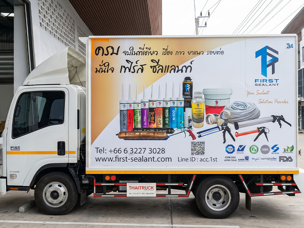 รถบรรทุกตู้ทึบสำหรับส่งสินค้าติดสติ๊กเกอร์บริษัทพร้อมข้อมูลติดต่อ พิมพ์ด้วยหมึกทน UV