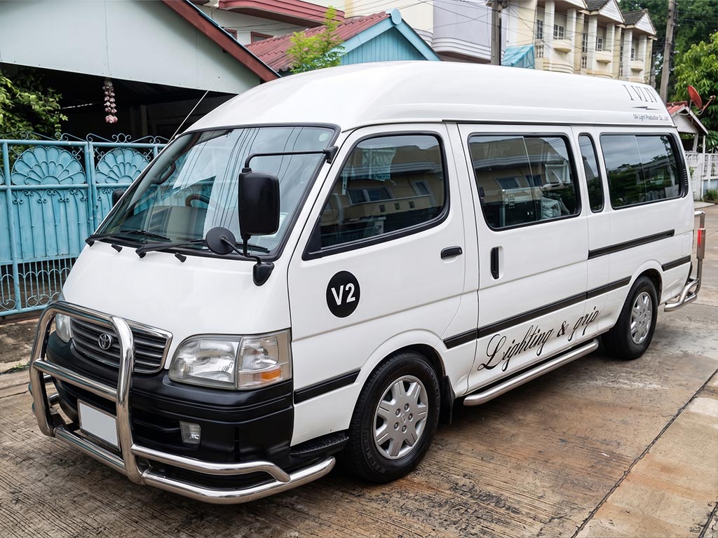 สติ๊กเกอร์ประตูรถบริษัทแสดงรหัสหน่วยงานและหมายเลขประจำรถฟลีททรงกลมสีดำคมชัดอ่านง่ายระดับสายตา