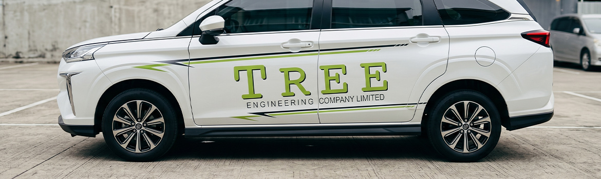 สติ๊กเกอร์ประตูรถบริษัทแบรนด์ Tree Engineering ออกแบบหลบแนวระนาบมือจับและช่องเปิดปิดประตูตัวถังรถยนต์อย่างประณีต