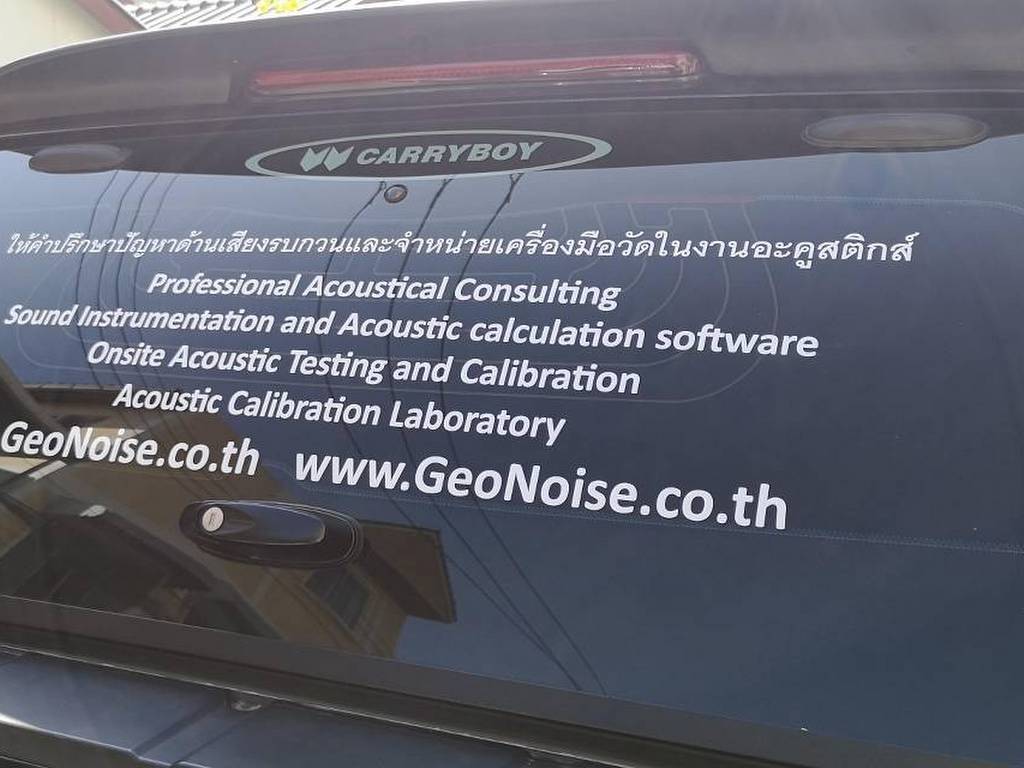 การติดสติ๊กเกอร์ตัวอักษรพร้อมเว็บไซต์บริษัท บนกระจกหลัง ให้ขนานไปกับเส้นกระกระจกsy]' (Glass Lines) อย่างแม่นยำ