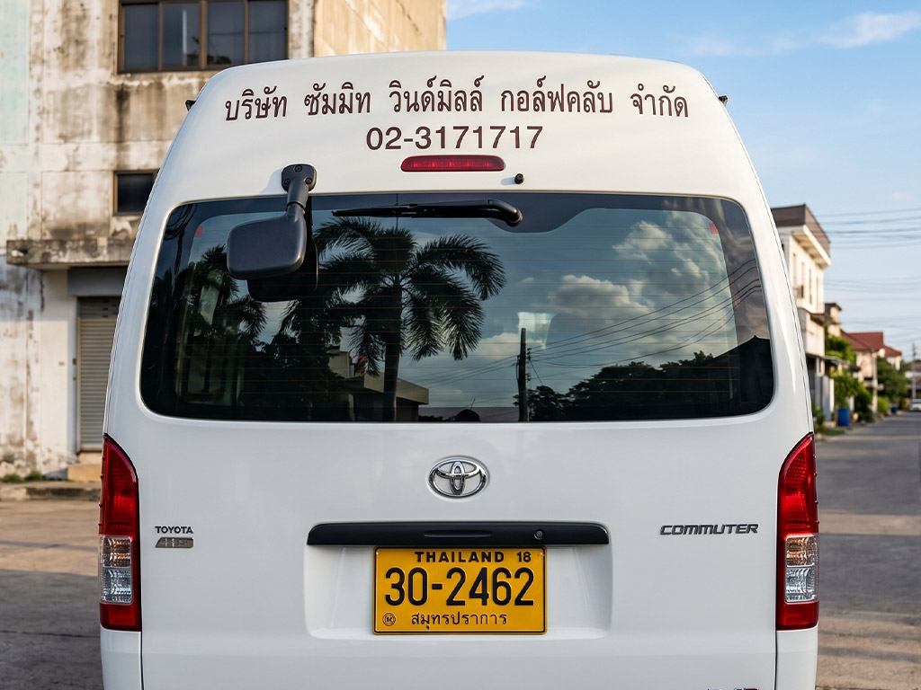 สติ๊กเกอร์ท้ายรถบริษัทบนรถตู้ VIP ของสนามกอล์ฟ เน้นการใช้ตัวอักษรเรียบหรูเพื่อรักษาภาพลักษณ์ระดับพรีเมียม