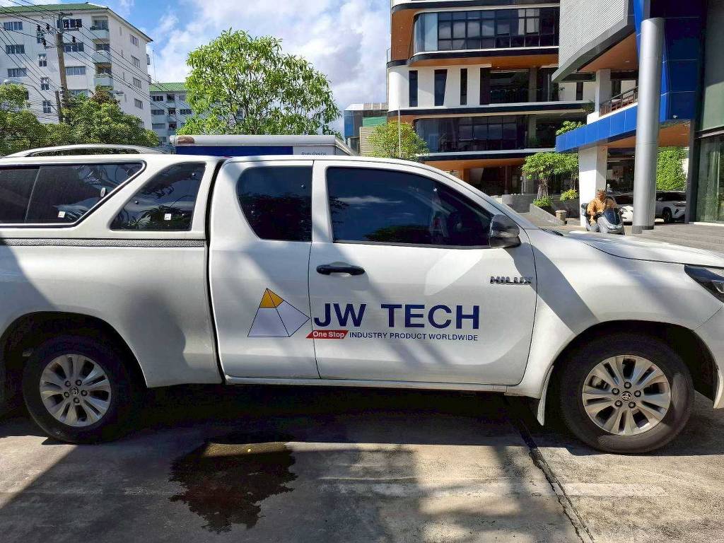 สติ๊กเกอร์ติดประตูรถกระบะส่งของบริษัท จัดวางตำแหน่งบาลานซ์ใต้แนวหน้าต่างอย่างเป็นระเบียบ