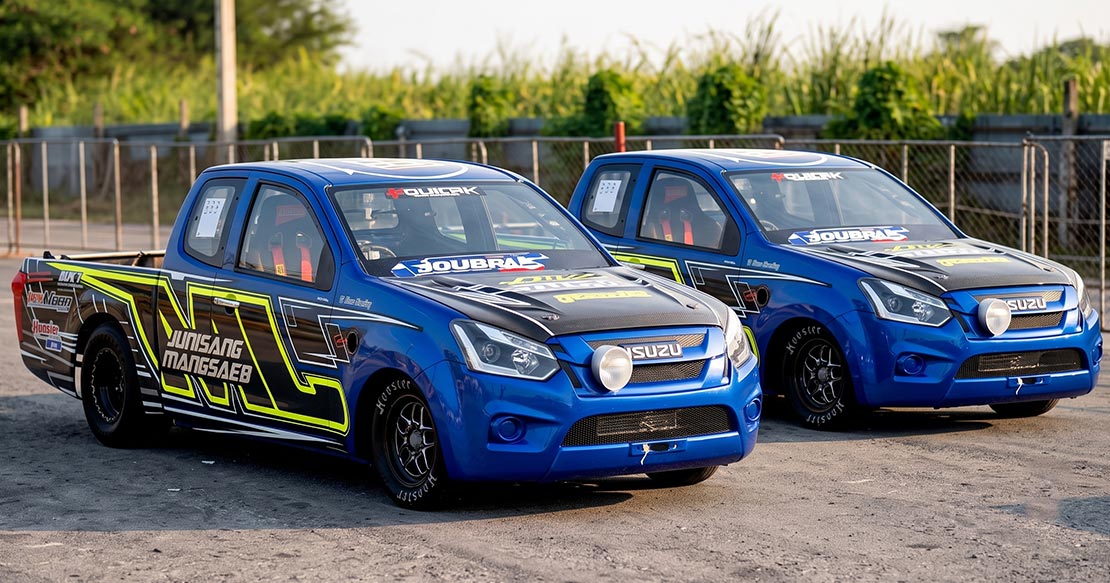 สติ๊กเกอร์รถเปิดตัวสินค้าและแคมเปญ งาน Marketing Activation & Sampling บนรถกระบะ Isuzu สีน้ำเงิน 2 คัน ลายกราฟิกนีออนเด่นสะดุดตาหน้างาน