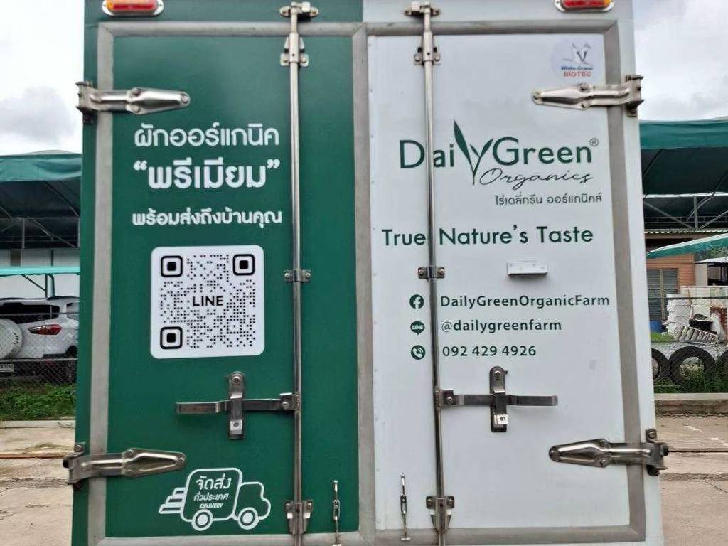 สติ๊กเกอร์ QR Code บนรถ ตู้ทึบบานประตูหลังจัดวางหลบแนวสลักล็อกเพื่อป้องกันความเสียหายของรหัส