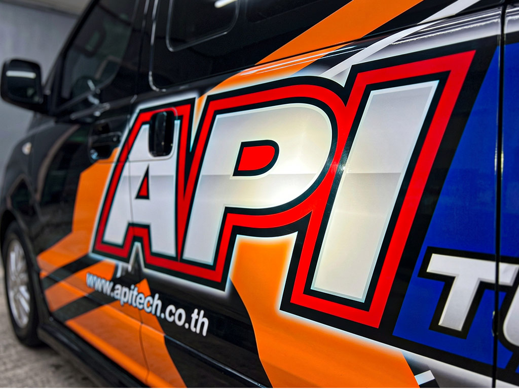 งานซ่อมสติ๊กเกอร์รถเฉพาะจุด ลาย API TECH บนรถตู้ผู้บริหาร สีสด คมชัด