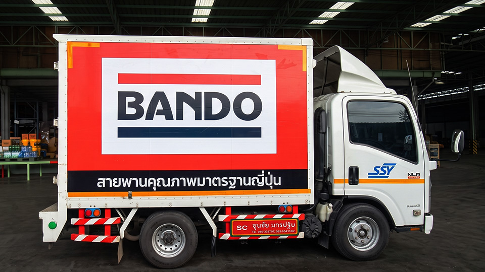 สติ๊กเกอร์โลโก้บริษัทบนรถบรรทุกตู้ทึบแบรนด์ BANDO สายพานคุณภาพมาตรฐานญี่ปุ่นในระบบฟลีทขนส่ง