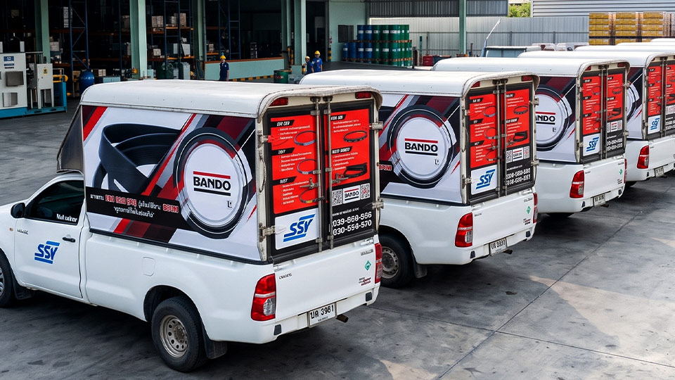 สติ๊กเกอร์โฆษณาสินค้า BANDO และ SSV ติดตู้บรรทุกรถกระบะ Toyota Hilux สำหรับฟลีทขนส่ง