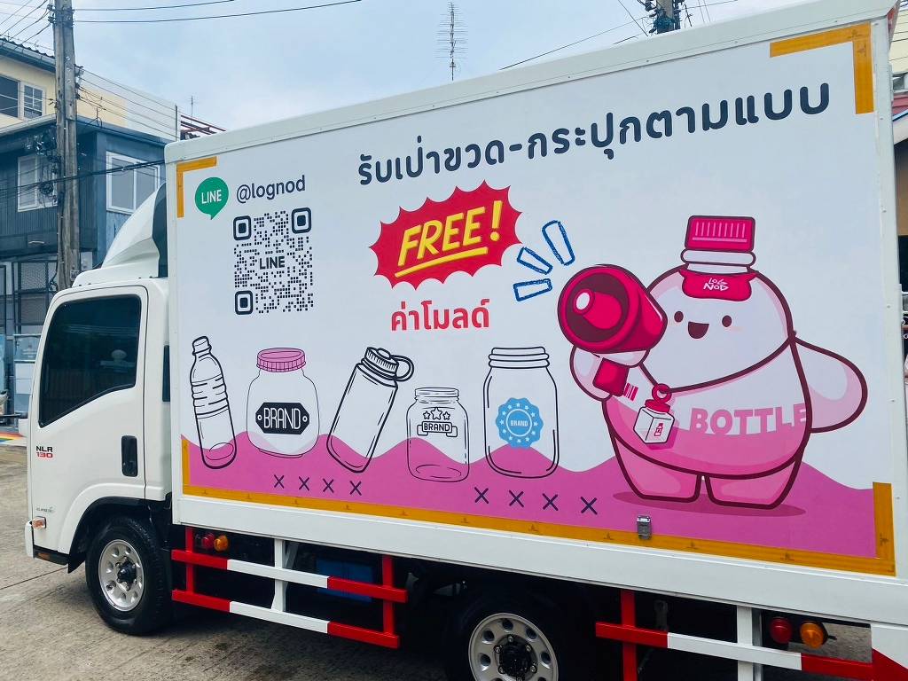 สติ๊กเกอร์ QR Code บนรถ แผงซ้ายมุมกว้างแสดงสัดส่วนโครงสร้างการออกแบบที่คำนึงถึงพื้นที่ว่าง