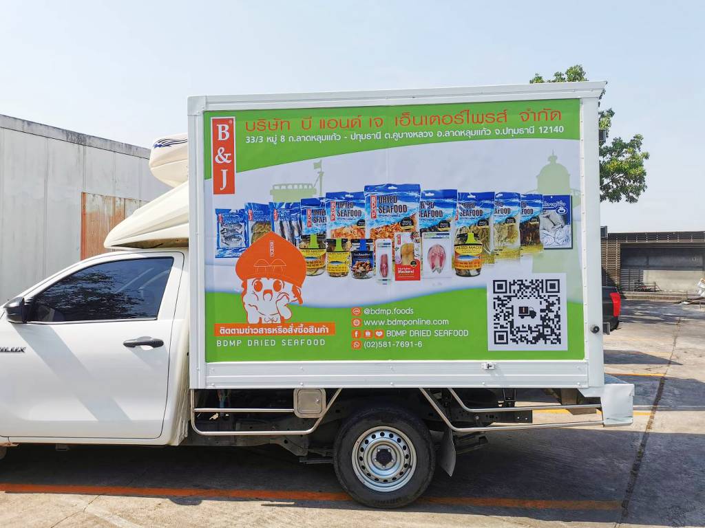 สติ๊กเกอร์ QR Code บนรถ ตู้ทึบฝั่งซ้ายจัดวางระดับสายตาเพื่อความสะดวกในการรับข้อมูลของลูกค้า