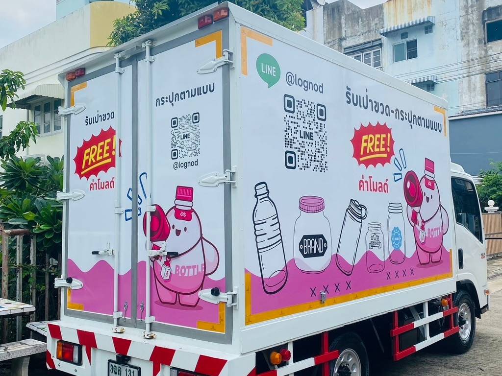 รายละเอียดความเนี๊ยบของการจัดวางสติ๊กเกอร์ QR Code บนรถ ประตูหลังหลบเลี่ยงบานพับโลหะ