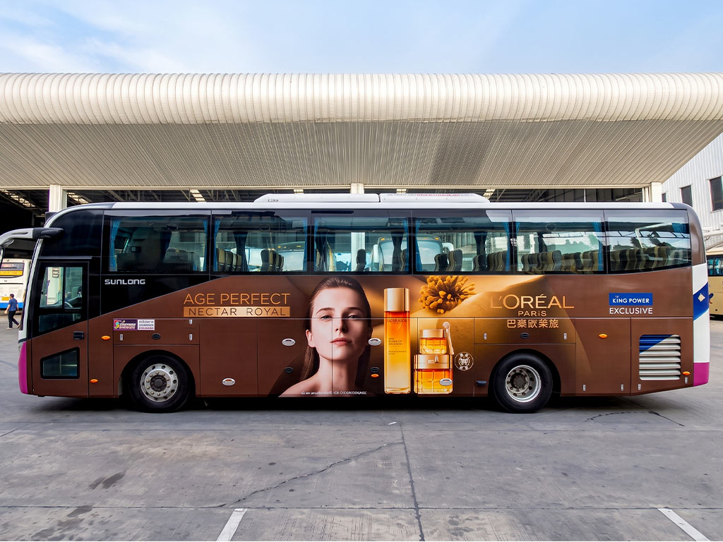 งานดูแลรักษาสภาพโฆษณา L'Oréal Paris ข้างตัวถังรถบัสให้สมบูรณ์เพื่อรอแคมเปญใหม่สามาเพิ่ม ข้อความโดนไม่ต้องเปลี่ยนสติ๊กเกอร์ใหม่