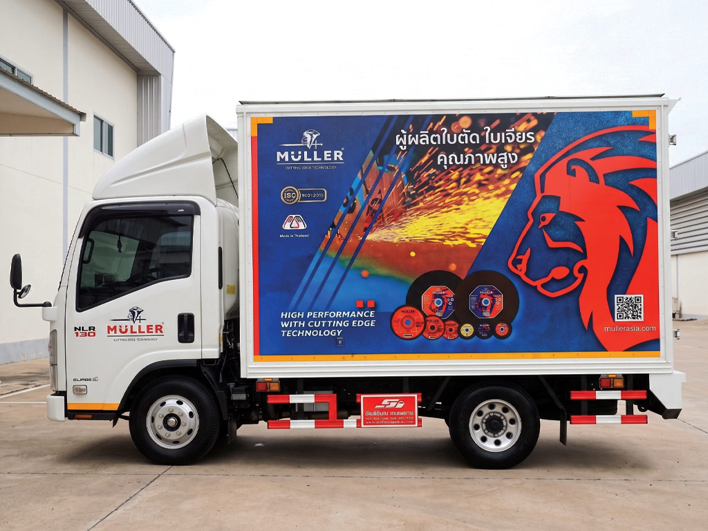 บริการรื้อสติ๊กเกอร์เก่าและติดตั้งใหม่ตู้บรรทุกสินค้า Isuzu ด้านซ้าย ฟิล์มทน UV ไม่ย่นร่อน