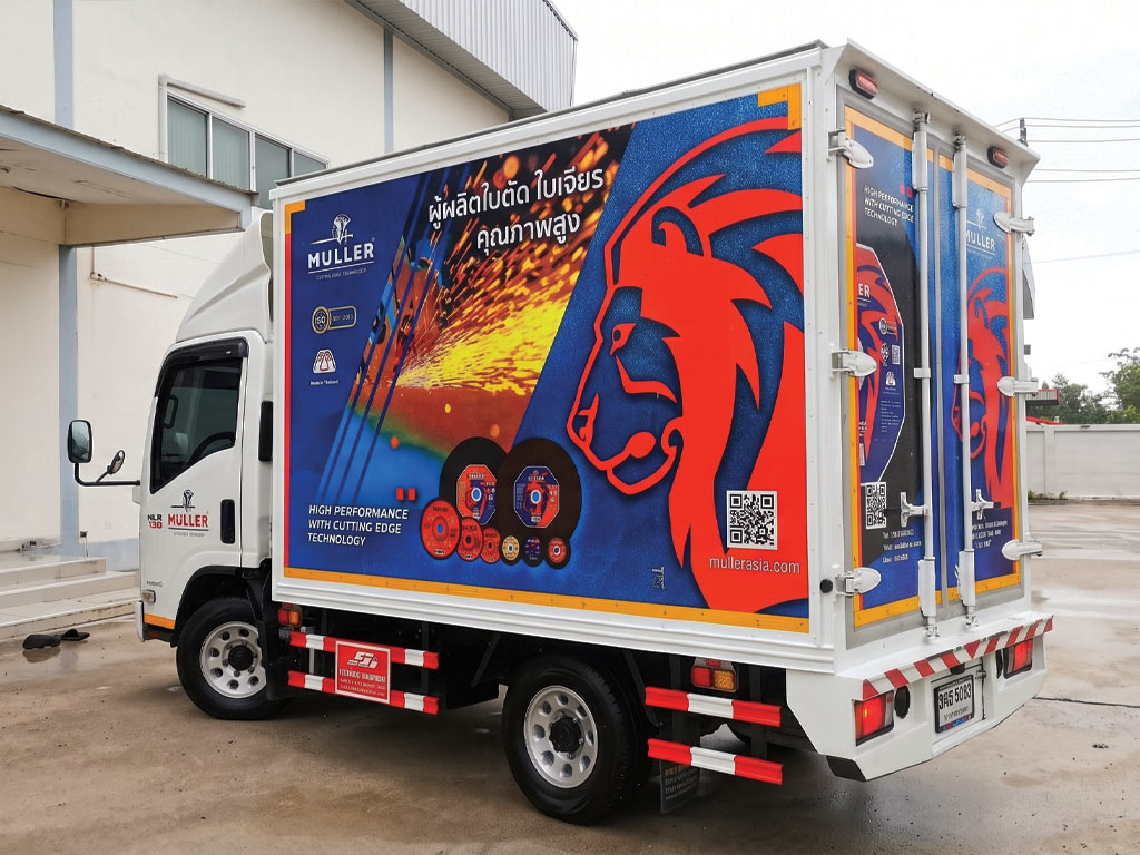 บริการรื้อสติ๊กเกอร์เก่าและติดตั้งใหม่ตู้บรรทุก Isuzu ด้านซ้ายยึดเกาะแน่น ทนแดดทนฝน