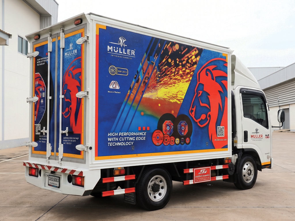 บริการรื้อสติ๊กเกอร์เก่าและติดตั้งใหม่ตู้บรรทุก Isuzu ท้ายขวา ขอบฟิล์มแนบสนิท QC ผ่าน 100%