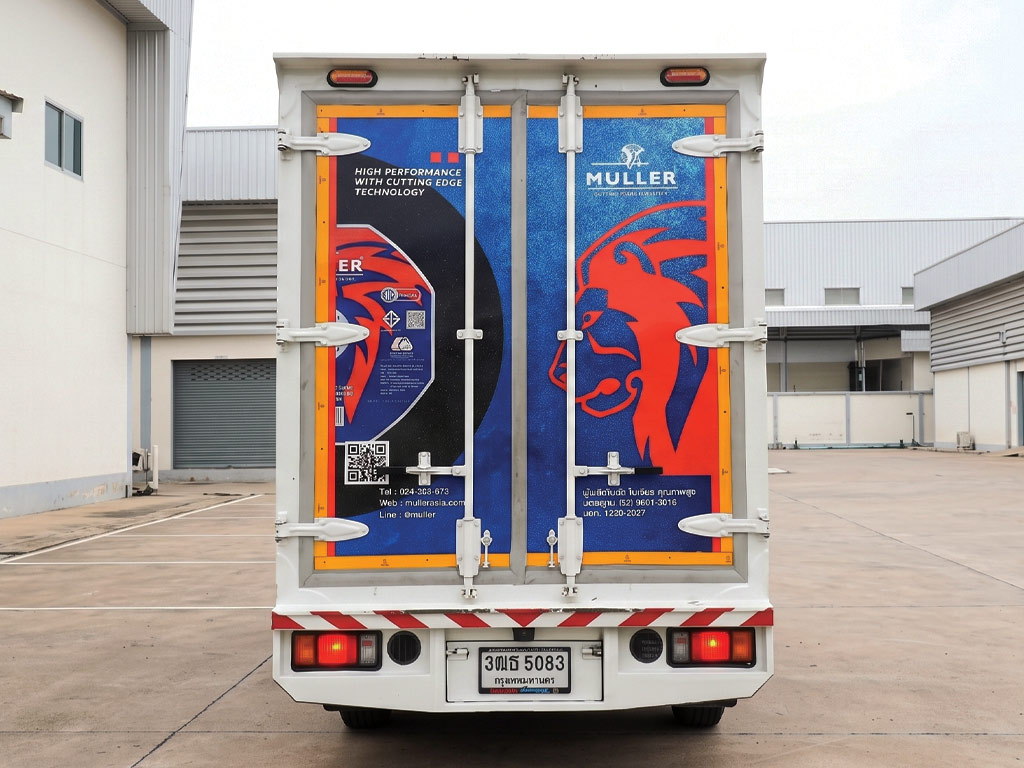 บริการรื้อสติ๊กเกอร์เก่าและติดตั้งใหม่บานประตูท้าย Isuzu NLR 130 เก็บขอบซีลประณีต