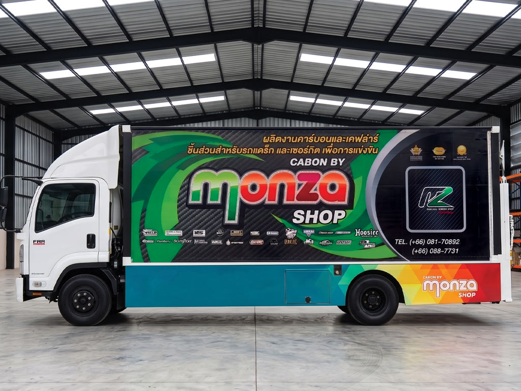 บริการรื้อสติ๊กเกอร์เก่าและติดตั้งใหม่ตู้บรรทุกด้านซ้าย Monza Shop แนบสนิท ไม่ทิ้งรอยคราบกาว
