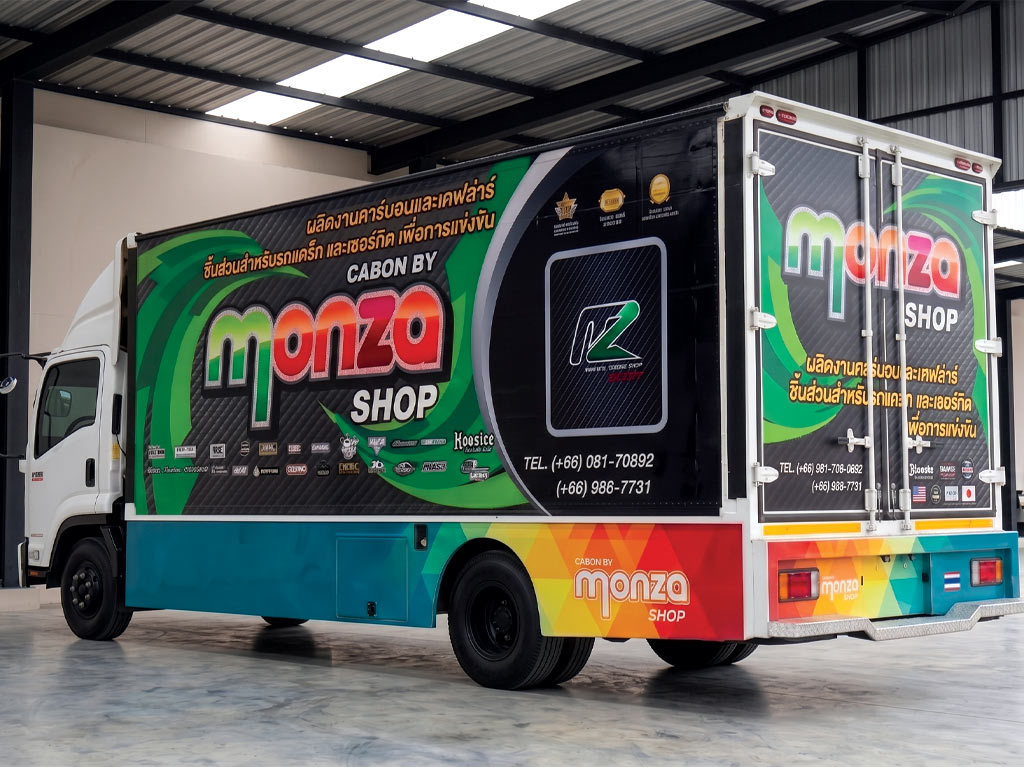 บริการรื้อสติ๊กเกอร์เก่าและติดตั้งใหม่มุมท้ายซ้ายตู้บรรทุก Monza Shop ขอบฟิล์มแน่นสนิท QC ผ่าน