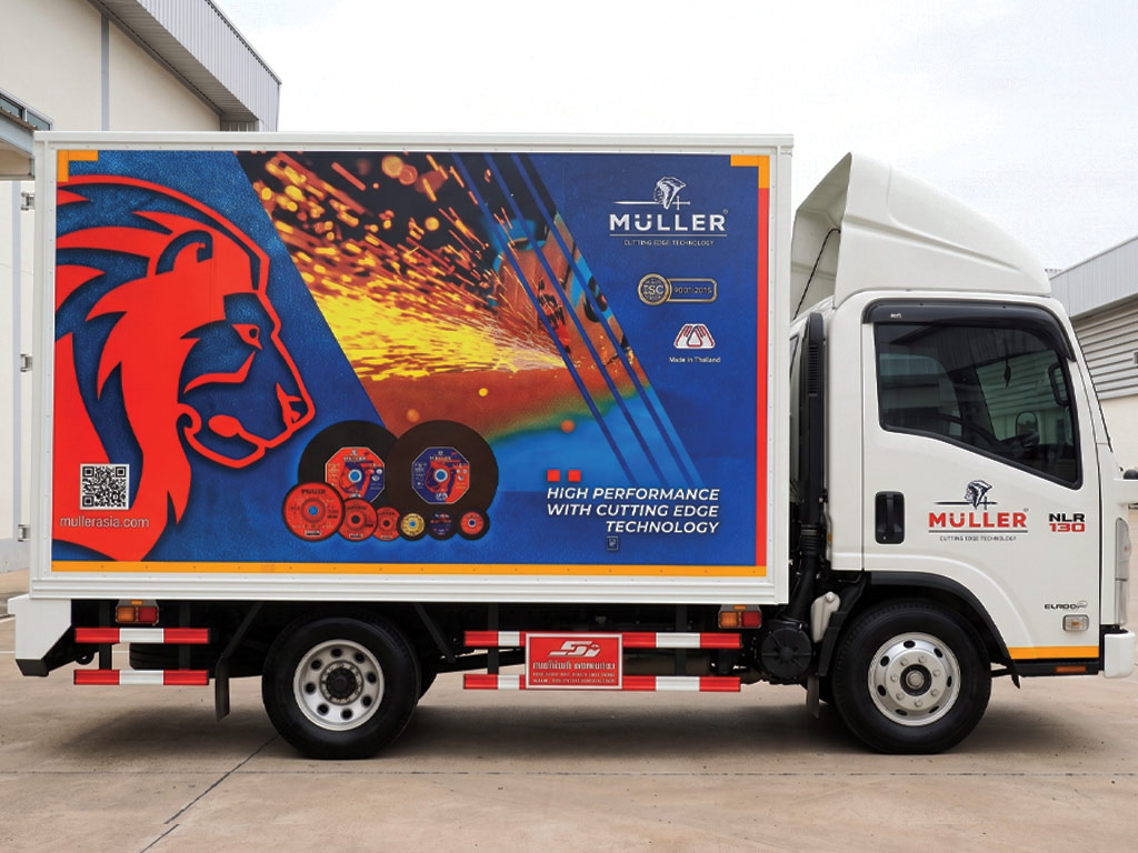 บริการรื้อสติ๊กเกอร์เก่าและติดตั้งใหม่บนผนังตู้บรรทุก Isuzu NLR 130 ฟิล์มแนบสนิท QC 100%