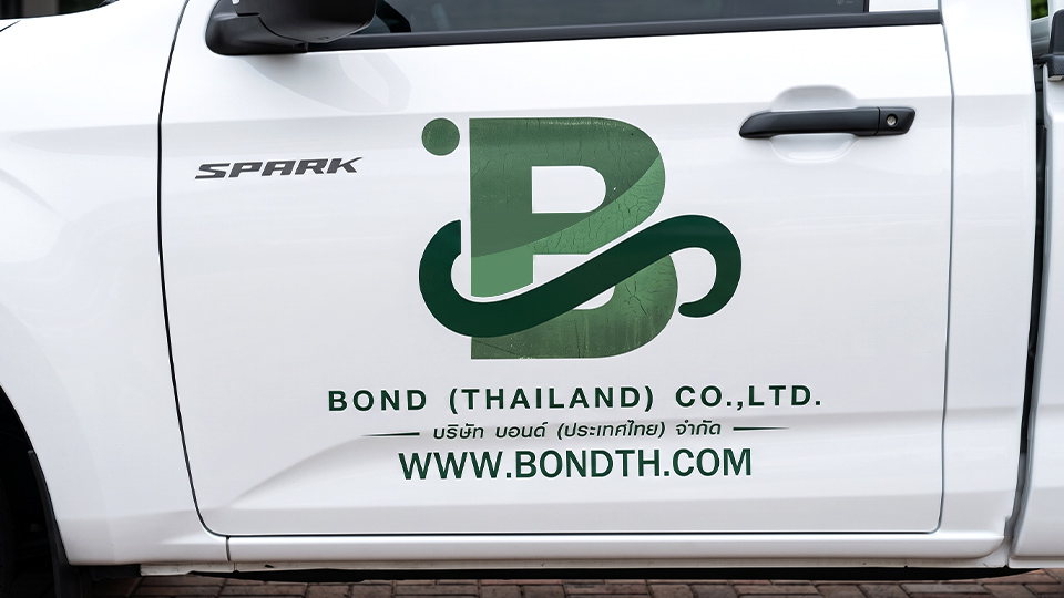 ฟิล์มสติ๊กเกอร์ PVC บนประตูรถกระบะสีซีดจางและพื้นผิวแห้งกรอบ ต้องใช้บริการรื้อสติ๊กเกอร์เก่าและติดตั้งใหม่เพื่อปรับสภาพพื้นผิวก่อนติดงานใหม่