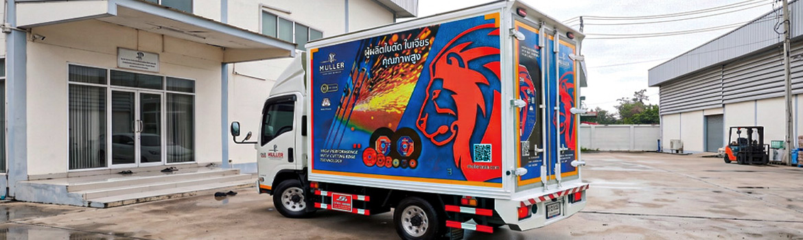 รถบรรทุก ISUZU NLR ติดสติ๊กเกอร์โฆษณาแบรนด์ MÜLLER หลังผ่านการรื้อสติ๊กเกอร์เก่าและติดตั้งใหม่ เรียบเนียน ไร้รอยย่น