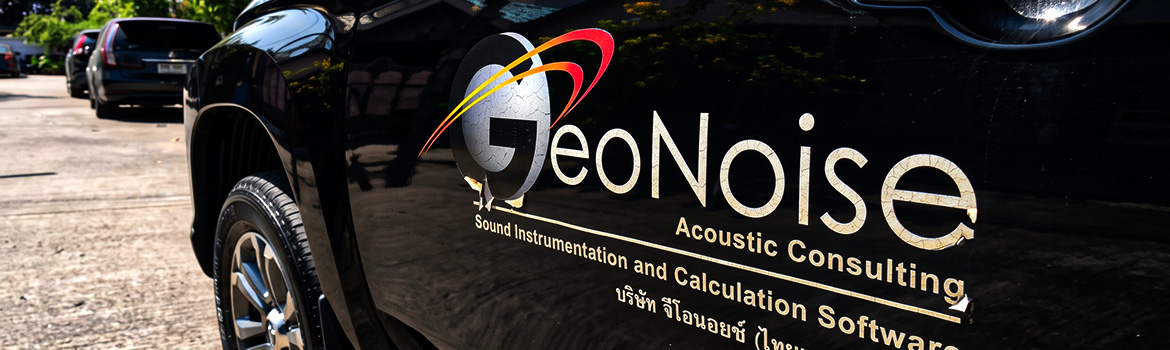 ติ๊กเกอร์ติดรถยนต์บริษัทโลโก้ GeoNoise มีอาการแตกกรอบและเสื่อมสภาพบนตัวถังรถสีดำ จำเป็นต้องรื้อสติ๊กเกอร์เก่าและติดตั้งใหม่เพื่อฟื้นฟูภาพลักษณ์แบรนด์