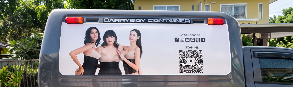 การพิมพ์แร็ปสติ๊กเกอร์ฝาท้ายหลังคาไฟเบอร์กลาสพร้อมติดตั้ง QR Code และข้อความกำกับ Scan Me เพื่อประสิทธิภาพการสแกนภายนอกอาคาร