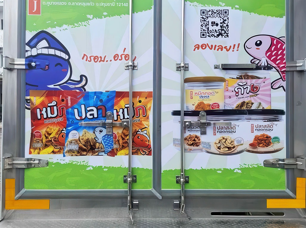 ภาพโคลสอัพสติ๊กเกอร์ข้อความเว็บไซต์บนรถยนต์แสดงคิวอาร์โค้ดและเบอร์ติดต่อองค์กรคมชัด