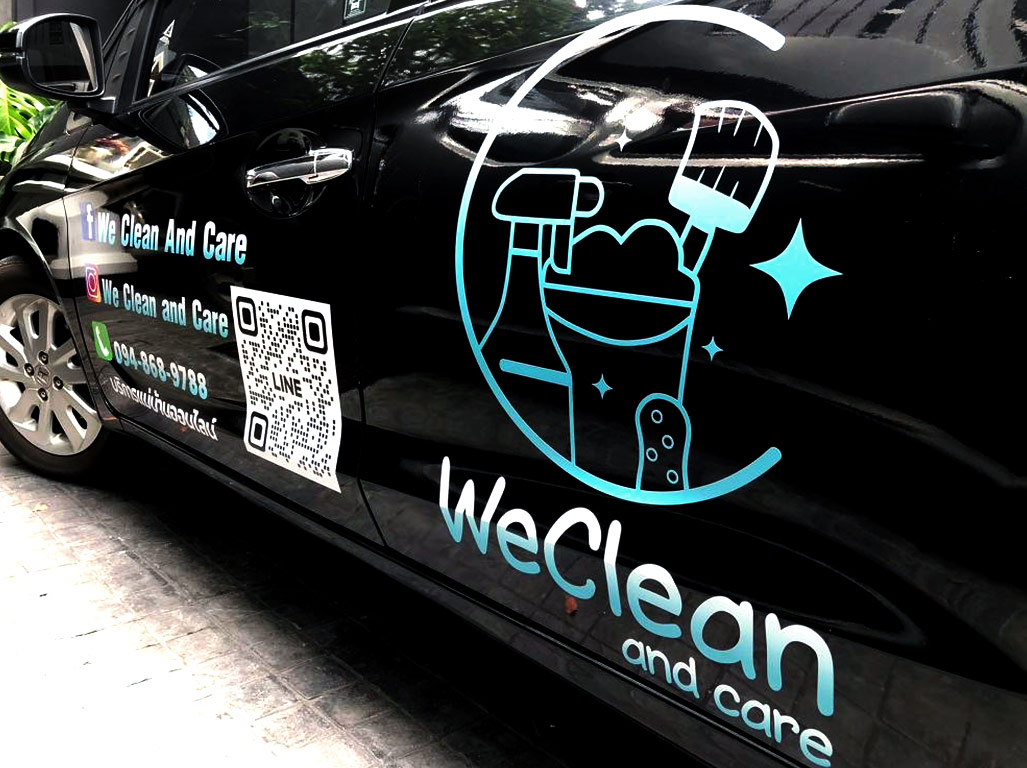 สติ๊กเกอร์เบอร์ติดต่อบนรถยนต์ร่วมกับโลโก้ลายเส้นสีฟ้า WeClean and care บริเวณส่วนท้ายประตูรถยนต์สีดำ