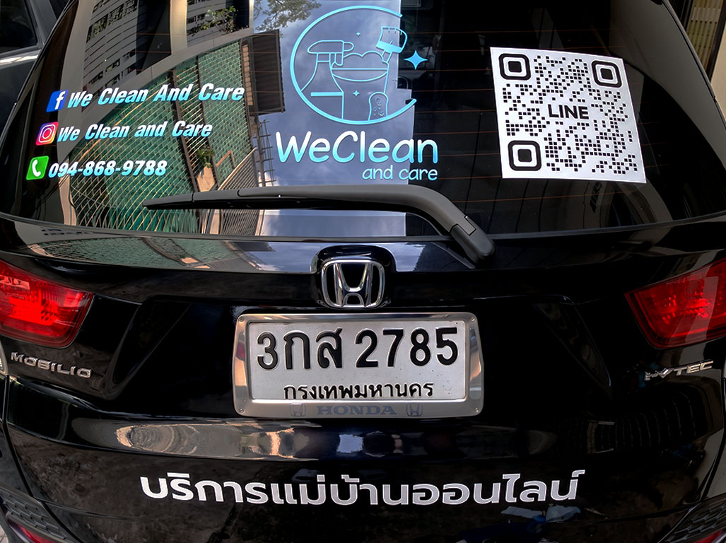 ภาพระยะใกล้สติ๊กเกอร์เบอร์ติดต่อบนรถยนต์และแผ่นสติ๊กเกอร์ QR Code ไลน์ที่มีความเที่ยงตรงสูงเพื่อเพิ่มประสิทธิภาพการสแกน