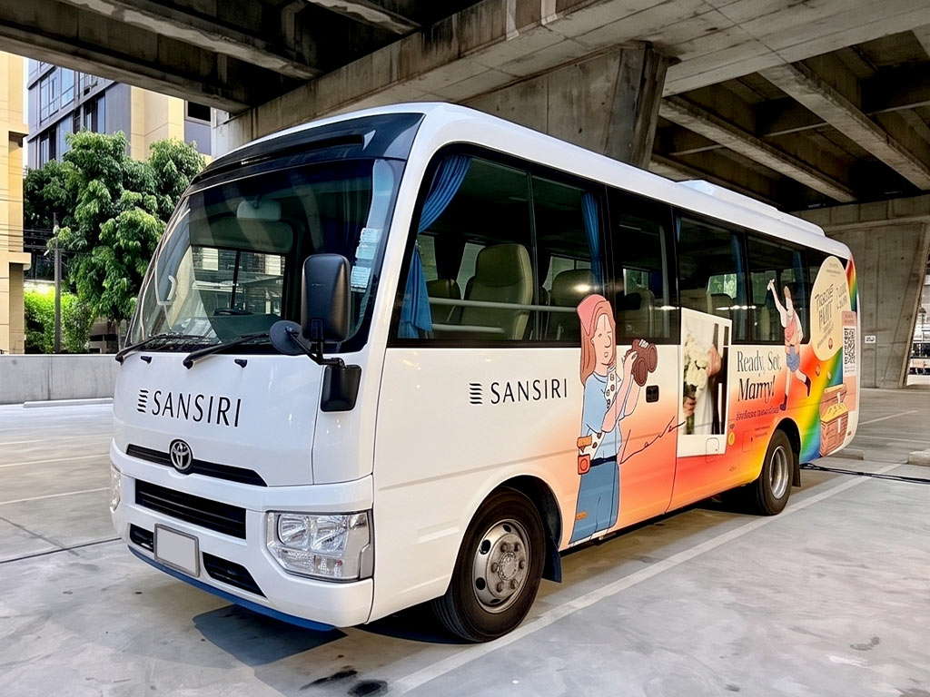 สติ๊กเกอร์ติดข้างรถโฆษณา Roadshow รถบัสขนาดเล็ก ฟิล์มแผ่นใหญ่เนียนสนิททับกระจก