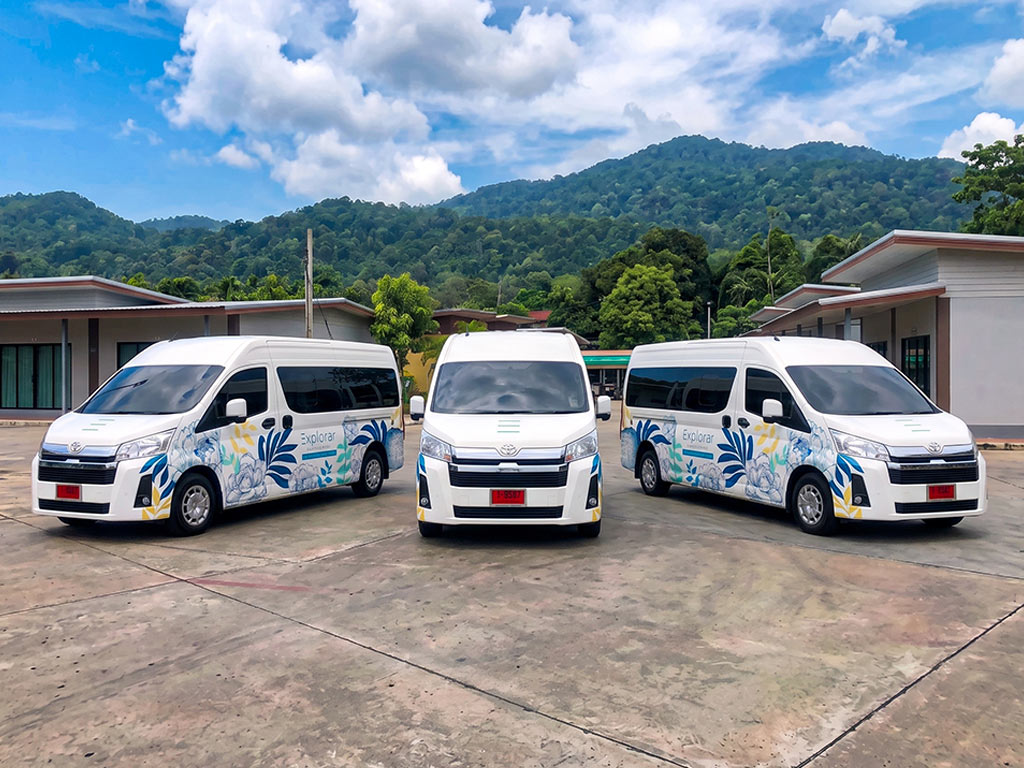 สติ๊กเกอร์รถเปิดตัวสินค้าและแคมเปญ งาน Fleet Campaign ติดตั้งลาย Explorar บนกองรถตู้ Toyota สีขาว 3 คัน อย่างสม่ำเสมอ