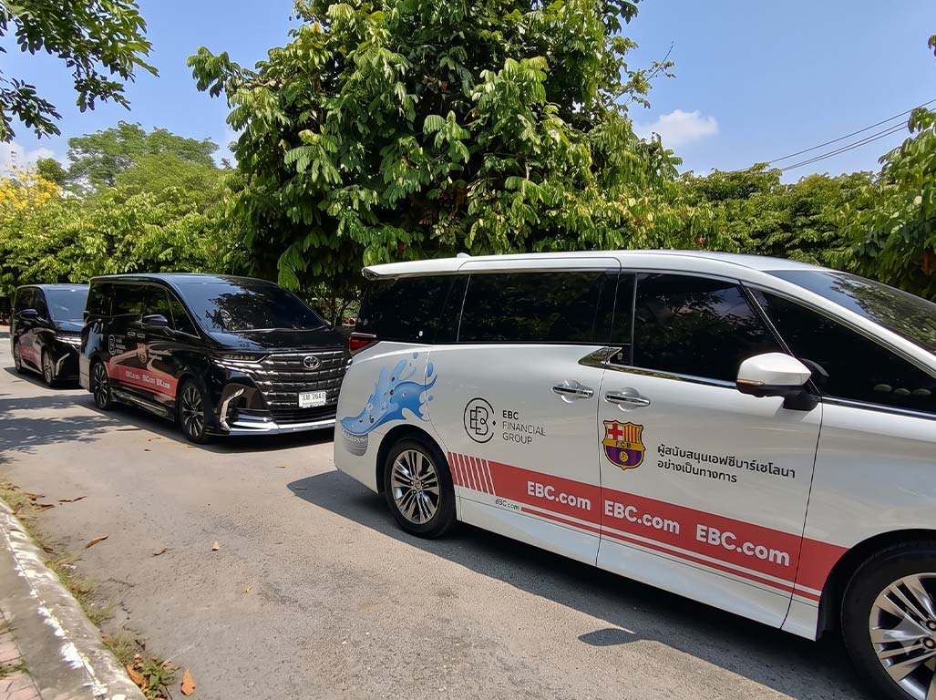 ภาพขบวนรถยนต์องค์กรหลากสีที่ติดตั้งสติ๊กเกอร์ URL เพื่อเพิ่มขีดความสามารถการรับรู้ของแบรนด์