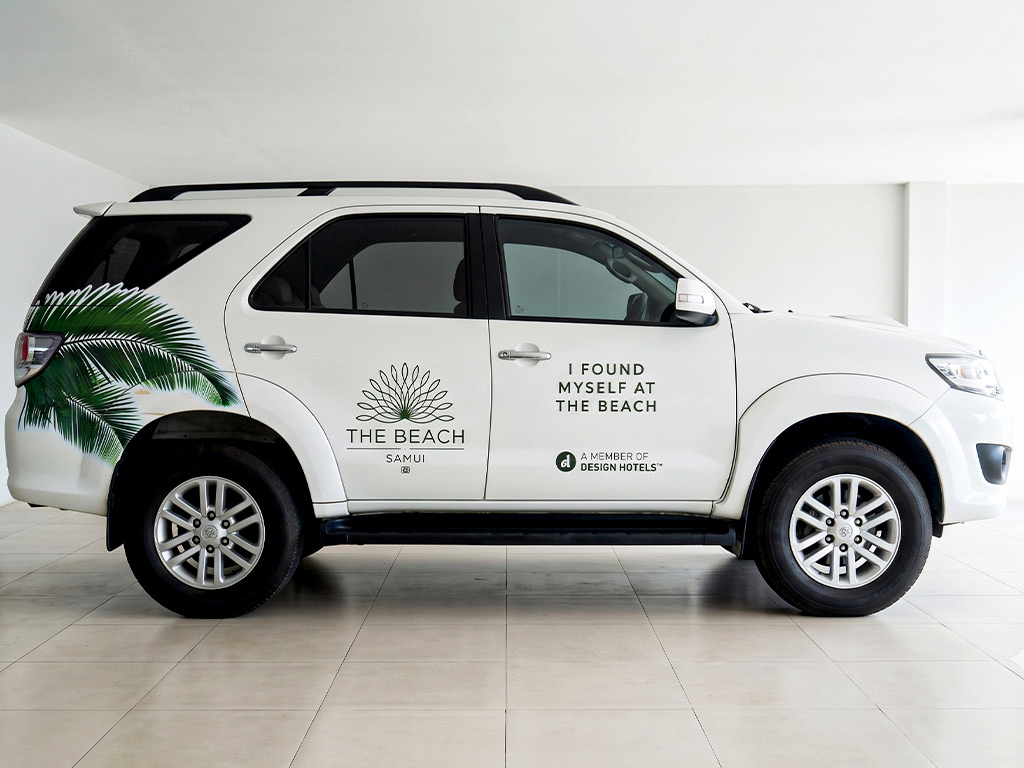 สติ๊กเกอร์ติดข้างรถโฆษณา Roadshow รถ SUV ไดคัทเนียนสนิท ไร้รอยต่อขอบประตู