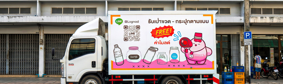 งานติดตั้งสติ๊กเกอร์ QR Code บนรถขนส่งสินค้าเชิงพาณิชย์ จัดวาง Layout บนพื้นที่ตู้ทึบในระดับสายตาและเลี่ยงความสับสน