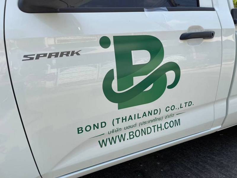 กรรมวิธีรีดชิ้นงานไดคัทสติ๊กเกอร์โลโก้บริษัทบนรถระนาบประตูหน้าเพื่อเลี่ยงแนวร่องขอบประตูและป้องกันการสะสมความชื้น