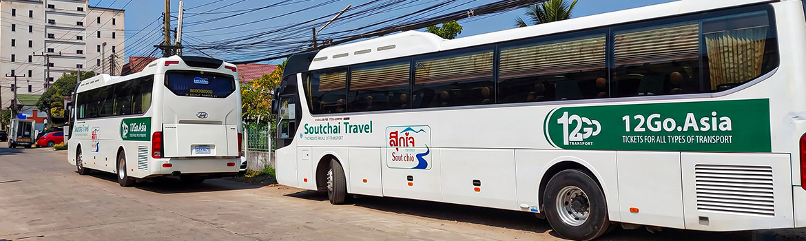 งานติดสติ๊กเกอร์รีแบรนด์รถบริษัทบนรถบัสโดยสาร Soutchai Travel และ 12Go.Asia เพื่อปรับโฉม CI รถโค้ชนำเที่ยวให้เป็นมาตรฐานเดียวกัน