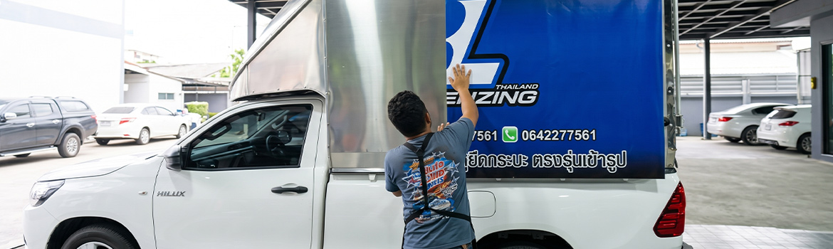งานติดสติ๊กเกอร์รีแบรนด์รถบริษัทบนรถกระบะ Toyota Hilux ทีมบริการ เพิ่มความน่าเชื่อถือด้วยโลโก้ BL Thailand คมชัด