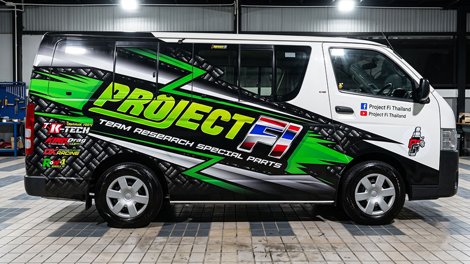 งานติดสติ๊กเกอร์รีแบรนด์รถบริษัทแบบบางส่วนบนรถตู้ Toyota โทนดำเขียว Project Fi Thailand เน้นปรับภาพลักษณ์ข้างตัวถัง