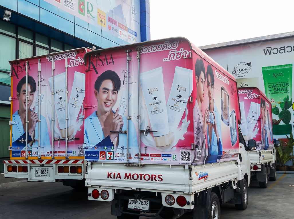 สติ๊กเกอร์รถกิจกรรมและอีเวนต์องค์กร พิมพ์ลายแคมเปญเครื่องสำอาง KISAA สีชมพูพาสเทลคมชัด บนตู้บรรทุกท้ายรถ Kia Motors แบบฟลีท (Fleet)